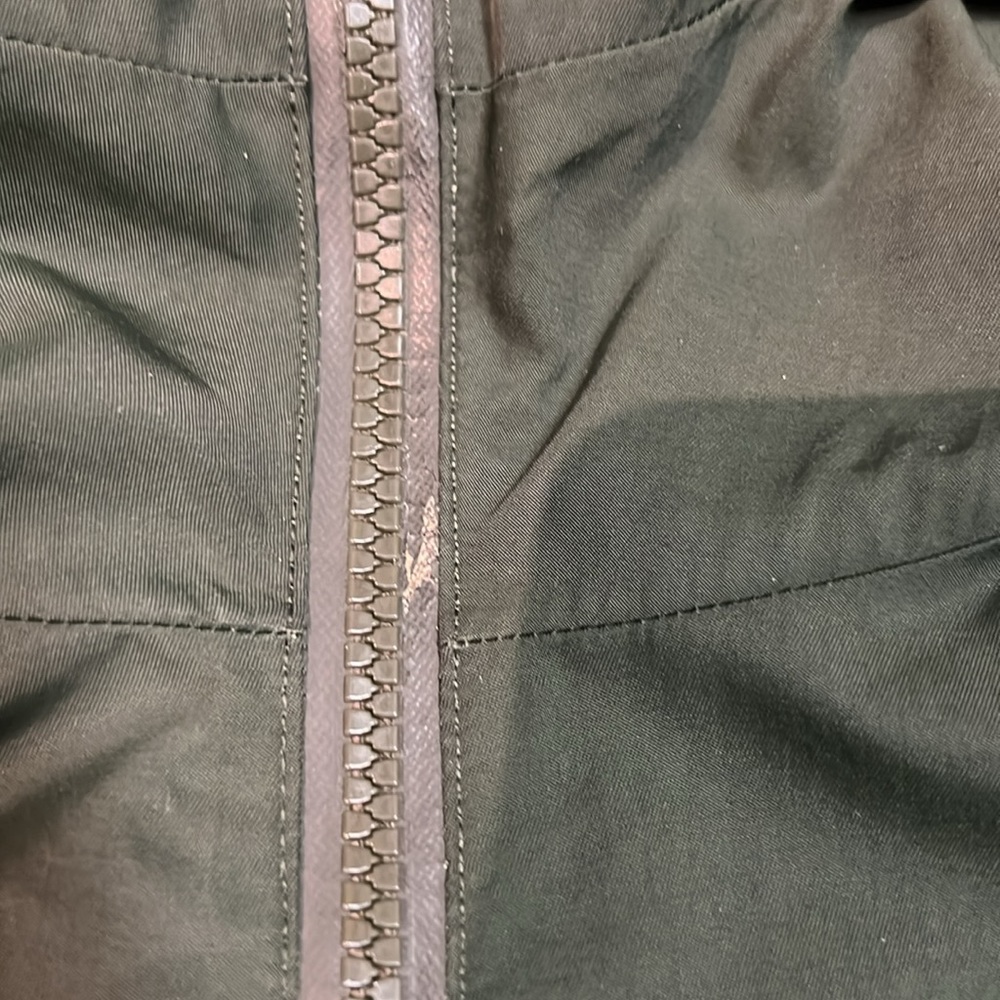 VGUC Lululemon Definitely Raining Jacket (US 6) - Gator Green - Picture 8 of 16